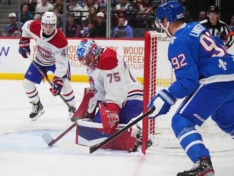 Momentka zo zápasu Montreal - Colorado. Avalanche nastúpili na stretnutie v spomienkových dresoch Quebecu Nordiques. 