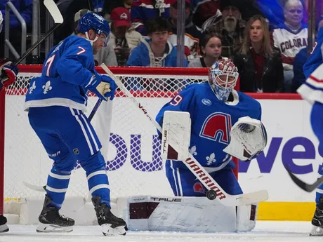 Momentka zo zápasu Montreal - Colorado. Avalanche nastúpili na stretnutie v spomienkových dresoch Quebecu Nordiques. 