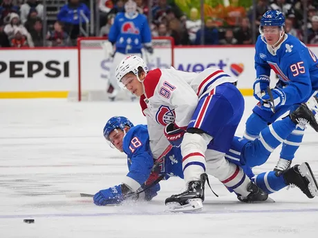 Momentka zo zápasu Montreal - Colorado. Avalanche nastúpili na stretnutie v spomienkových dresoch Quebecu Nordiques. 