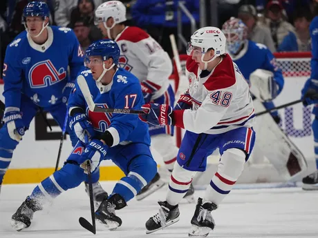 Momentka zo zápasu Montreal - Colorado. Avalanche nastúpili na stretnutie v spomienkových dresoch Quebecu Nordiques. 