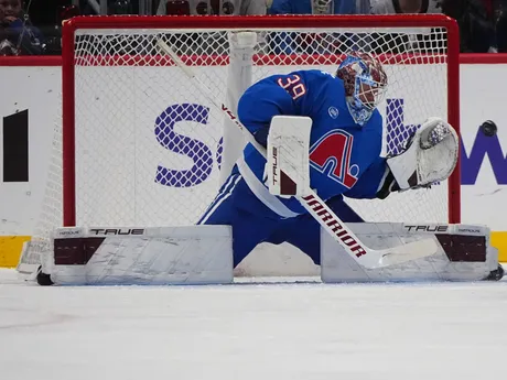 Momentka zo zápasu Montreal - Colorado. Avalanche nastúpili na stretnutie v spomienkových dresoch Quebecu Nordiques. 