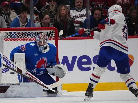 Momentka zo zápasu Montreal - Colorado. Avalanche nastúpili na stretnutie v spomienkových dresoch Quebecu Nordiques. 
