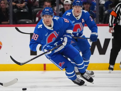 Momentka zo zápasu Montreal - Colorado. Avalanche nastúpili na stretnutie v spomienkových dresoch Quebecu Nordiques. 