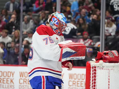 Momentka zo zápasu Montreal - Colorado. Avalanche nastúpili na stretnutie v spomienkových dresoch Quebecu Nordiques. 