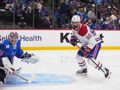 Momentka zo zápasu Montreal - Colorado. Avalanche nastúpili na stretnutie v spomienkových dresoch Quebecu Nordiques. 