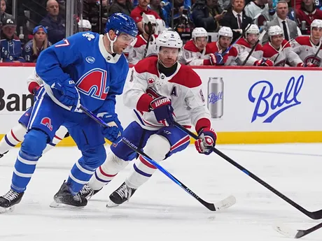 Momentka zo zápasu Montreal - Colorado. Avalanche nastúpili na stretnutie v spomienkových dresoch Quebecu Nordiques. 