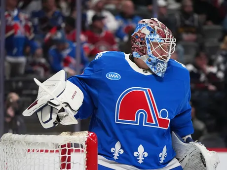 Momentka zo zápasu Montreal - Colorado. Avalanche nastúpili na stretnutie v spomienkových dresoch Quebecu Nordiques. 