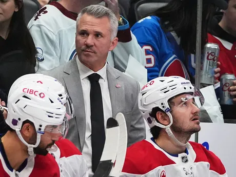 Momentka zo zápasu Montreal - Colorado. Avalanche nastúpili na stretnutie v spomienkových dresoch Quebecu Nordiques. 