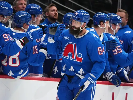 Momentka zo zápasu Montreal - Colorado. Avalanche nastúpili na stretnutie v spomienkových dresoch Quebecu Nordiques. 