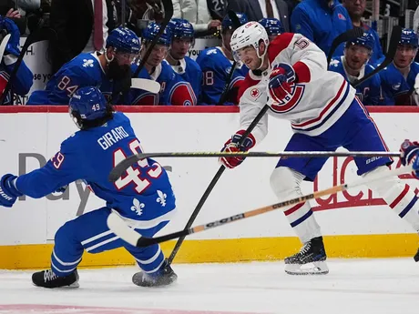 Momentka zo zápasu Montreal - Colorado. Avalanche nastúpili na stretnutie v spomienkových dresoch Quebecu Nordiques. 