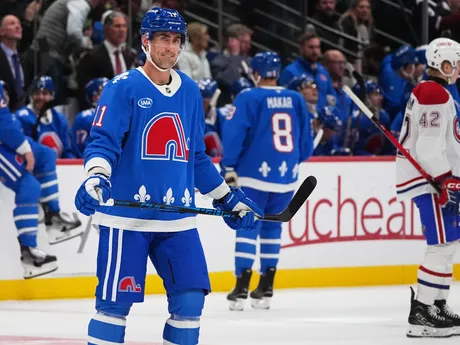 Momentka zo zápasu Montreal - Colorado. Avalanche nastúpili na stretnutie v spomienkových dresoch Quebecu Nordiques. 