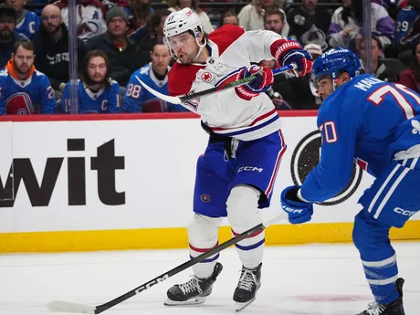 Momentka zo zápasu Montreal - Colorado. Avalanche nastúpili na stretnutie v spomienkových dresoch Quebecu Nordiques. 