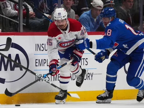 Momentka zo zápasu Montreal - Colorado. Avalanche nastúpili na stretnutie v spomienkových dresoch Quebecu Nordiques. 
