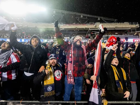 Fanúšikovia Atlético Ottawa oslavujú titul.