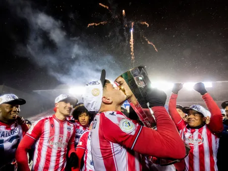 Futbalisti Atlético Ottawa oslavujú titul.