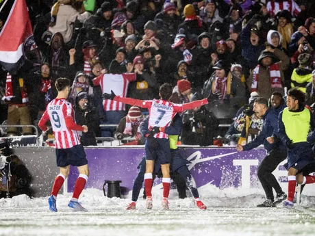 Futbalisti Atlético Ottawa oslavujú gól.