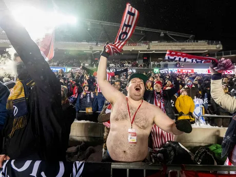 Fanúšikovia Atlético Ottawa oslavujú titul.