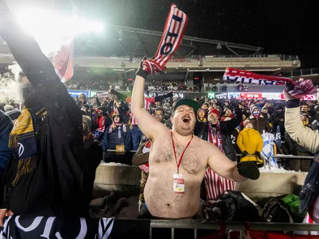 Fanúšikovia Atlético Ottawa oslavujú titul.