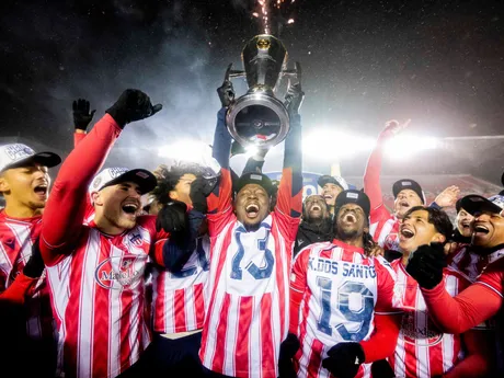 Futbalisti Atlético Ottawa oslavujú titul.