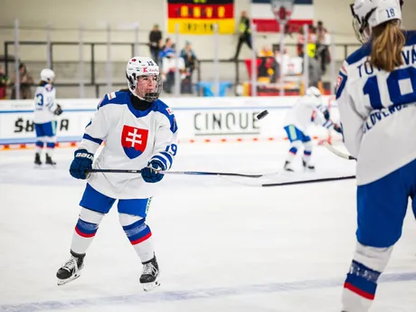 Slovenské hokejistky počas zápasu Slovensko - Francúzsko na Nemeckom pohári žien 2025.