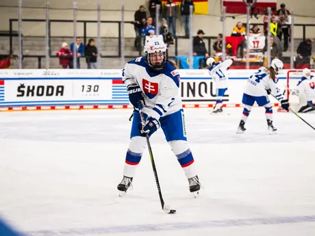 Slovenské hokejistky počas zápasu Slovensko - Francúzsko na Nemeckom pohári žien 2025.