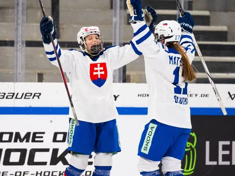 Slovenské hokejistky počas zápasu Slovensko - Francúzsko na Nemeckom pohári žien 2025.