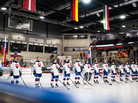 Slovenské hokejistky počas zápasu Slovensko - Francúzsko na Nemeckom pohári žien 2025.