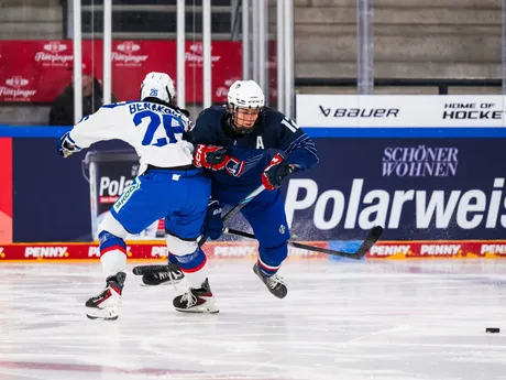 Slovenské hokejistky počas zápasu Slovensko - Francúzsko na Nemeckom pohári žien 2025.