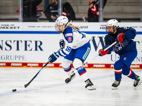 Slovenské hokejistky počas zápasu Slovensko - Francúzsko na Nemeckom pohári žien 2025.