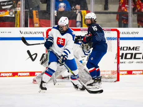 Slovenské hokejistky počas zápasu Slovensko - Francúzsko na Nemeckom pohári žien 2025.