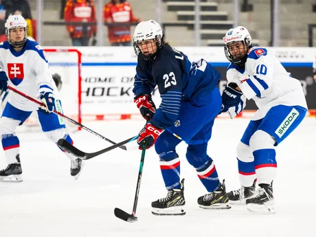 Slovenské hokejistky počas zápasu Slovensko - Francúzsko na Nemeckom pohári žien 2025.