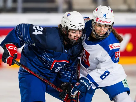 Slovenské hokejistky počas zápasu Slovensko - Francúzsko na Nemeckom pohári žien 2025.