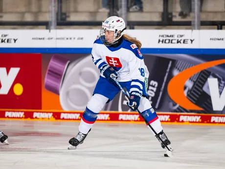 Slovenské hokejistky počas zápasu Slovensko - Francúzsko na Nemeckom pohári žien 2025.
