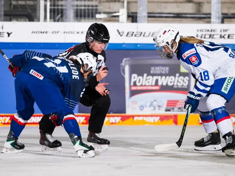 Slovenské hokejistky počas zápasu Slovensko - Francúzsko na Nemeckom pohári žien 2025.
