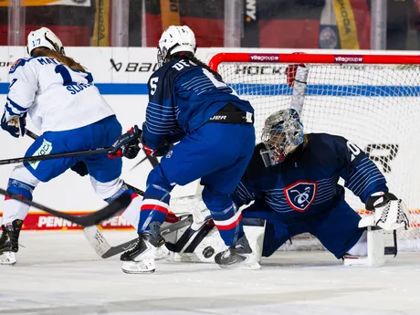 Slovenské hokejistky počas zápasu Slovensko - Francúzsko na Nemeckom pohári žien 2025.
