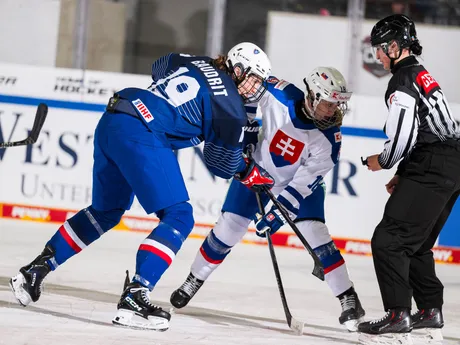 Slovenské hokejistky počas zápasu Slovensko - Francúzsko na Nemeckom pohári žien 2025.