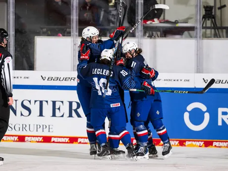 Slovenské hokejistky počas zápasu Slovensko - Francúzsko na Nemeckom pohári žien 2025.