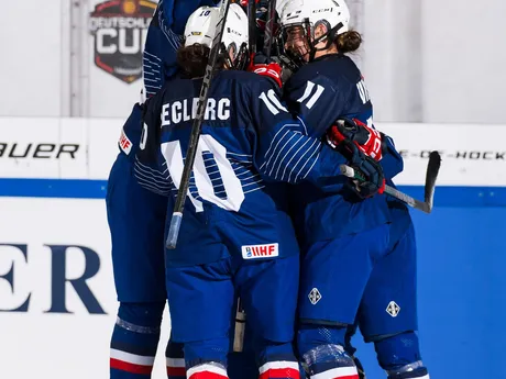 Slovenské hokejistky počas zápasu Slovensko - Francúzsko na Nemeckom pohári žien 2025.