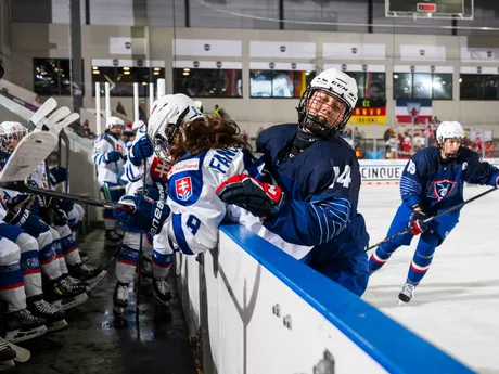 Slovenské hokejistky počas zápasu Slovensko - Francúzsko na Nemeckom pohári žien 2025.