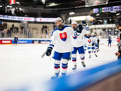 Slovenské hokejistky počas zápasu Slovensko - Francúzsko na Nemeckom pohári žien 2025.