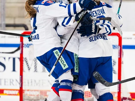 Slovenské hokejistky počas zápasu Slovensko - Francúzsko na Nemeckom pohári žien 2025.