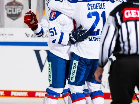 Maxim Čajkovič und Sebastián Čederle oslavujú gól