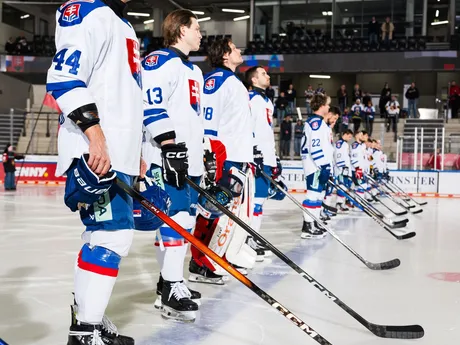 Slovenskí hokejisti počas hymny