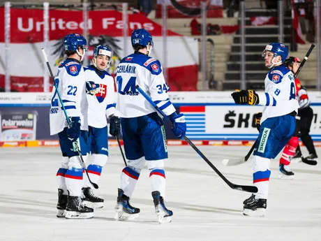 Zľava Samuel Kňažko, Peter Cehlírik a Oliver Okuliar oslavujú gól v zápase Slovensko - Rakúsko