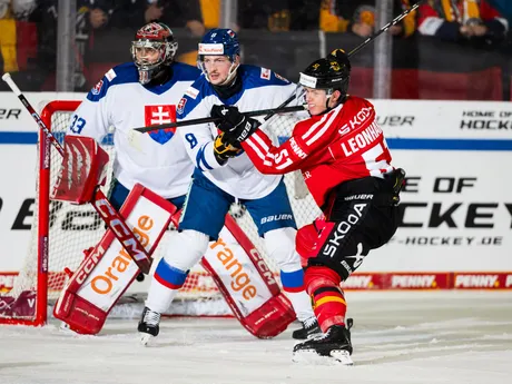 Oliver Okuliar a Danjo Leonhardt počas zápasu Slovensko - Nemecko na Nemeckom pohári 2025.