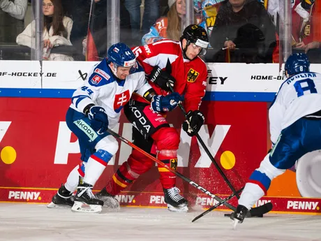 Mislav Rosandič a Stefan Loibl počas zápasu Slovensko - Nemecko na Nemeckom pohári 2025.