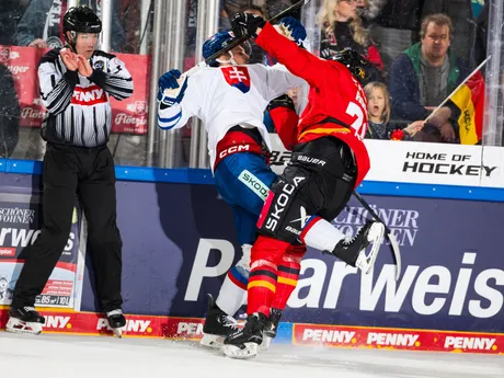 Súboj počas zápasu Slovensko - Nemecko na Nemeckom pohári 2025.