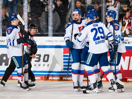 Hráči Slovenska počas zápasu Slovensko - Lotyšsko na Nemeckom pohári 2025.