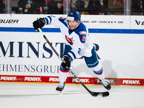 Matúš Sukeľ počas zápasu Slovensko - Lotyšsko na Nemeckom pohári 2025.