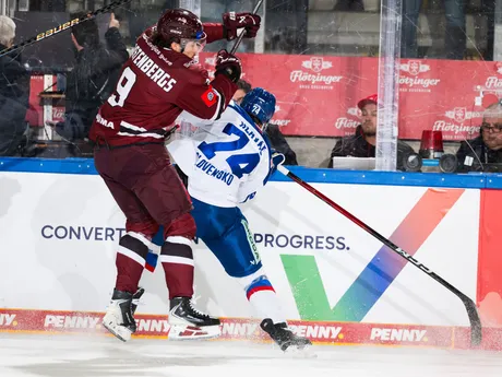 Renars Krastenbergs a Matúš Hlaváč počas zápasu Slovensko - Lotyšsko na Nemeckom pohári 2025.